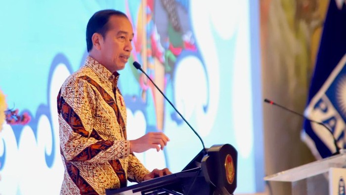 Presiden Jokowi dan Mendag Zulhas terlihat sangat semringah di acara Rakornas PAN yang digelar di Semarang, Jawa Tengah.