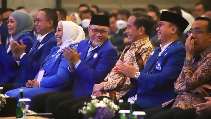 Presiden Jokowi dan Mendag Zulhas terlihat sangat semringah di acara Rakornas PAN yang digelar di Semarang, Jawa Tengah.