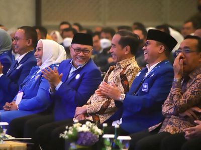 Momen Semringah Jokowi-Zulhas di Rakornas PAN