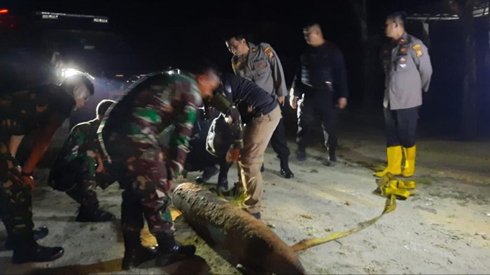 Mortir berukuran jumbo yang ditemukan warga saat lagi mancing di kebun karet. (Foto: Istimewa)