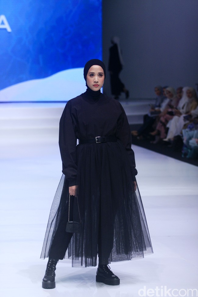 Rani Hatta, melalui brand miliknya Rani Hatta terinspirasi dari sosok wanita yang kuat. Koleksi Rani Hatta kali ini dibawakan oleh Fanny Fabriana sebagai muse. “Koleksi hari ini terinspirasi sisi kuat seorang wanita, judulnya duality bukan kepribadian ganda tapi wanita itu sudah hamil 9 bulan. Wanita itu adalah strong women di sini aku ambil benag merah kekuatan wanita. Untuk koleksi kali ini kekuatan dan kelbutan dangan cuttingan yang keras dan mix rok tule yang flowy dan melambai dalam satu look ada strong dan softnya gitu,” ungkap desainer lulusan dari sekolah fashion LPTB Susan Budihardjo itu. Foto: Abduh/Detikcom.