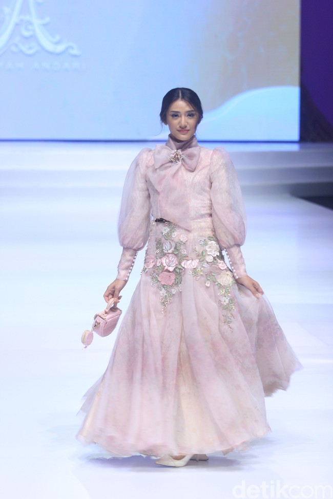 Annisa Aziza membawakan koleksi dari desainer Ayu Dyah Andari yang meluncurkan koleksi dengan tema Serendipity. Ayu Dyah mengungkapkan dibalik koleksi hari Raya kali ini,Senang banget kali ini bisa kembali lagi, koleksi kali ini saya menampilkan Serendipity yang lahir dari renungan suatu hari, aku mikir dalam hidup ini apa yang kita mau. Semua kehidupan yang kita mau itu kan bahagia lalu dicari satu kata yang berakjir bahagia. Lalu bagaimana mewujudkan dalam koleksi. Bahannya harus nyaman dan tidak bikin gatal. Kakau mau pakai ringan dan ingin tidur hehehee,” ucap Ayu. Foto: Abduh/Detikcom.