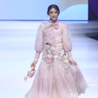 Annisa Aziza membawakan koleksi dari desainer Ayu Dyah Andari yang meluncurkan koleksi dengan tema Serendipity. Ayu Dyah mengungkapkan dibalik koleksi hari Raya kali ini,Senang banget kali ini bisa kembali lagi, koleksi kali ini saya menampilkan Serendipity yang lahir dari renungan suatu hari, aku mikir dalam hidup ini apa yang kita mau. Semua kehidupan yang kita mau itu kan bahagia lalu dicari satu kata yang berakjir bahagia. Lalu bagaimana mewujudkan dalam koleksi. Bahannya harus nyaman dan tidak bikin gatal. Kakau mau pakai ringan dan ingin tidur hehehee,” ucap Ayu. Foto: Abduh/Detikcom.