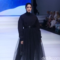 Rani Hatta, melalui brand miliknya Rani Hatta terinspirasi dari sosok wanita yang kuat. Koleksi Rani Hatta kali ini dibawakan oleh Fanny Fabriana sebagai muse. “Koleksi hari ini terinspirasi sisi kuat seorang wanita, judulnya duality bukan kepribadian ganda tapi wanita itu sudah hamil 9 bulan. Wanita itu adalah strong women di sini aku ambil benag merah kekuatan wanita. Untuk koleksi kali ini kekuatan dan kelbutan dangan cuttingan yang keras dan mix rok tule yang flowy dan melambai dalam satu look ada strong dan softnya gitu,” ungkap desainer lulusan dari sekolah fashion LPTB Susan Budihardjo itu. Foto: Abduh/Detikcom.