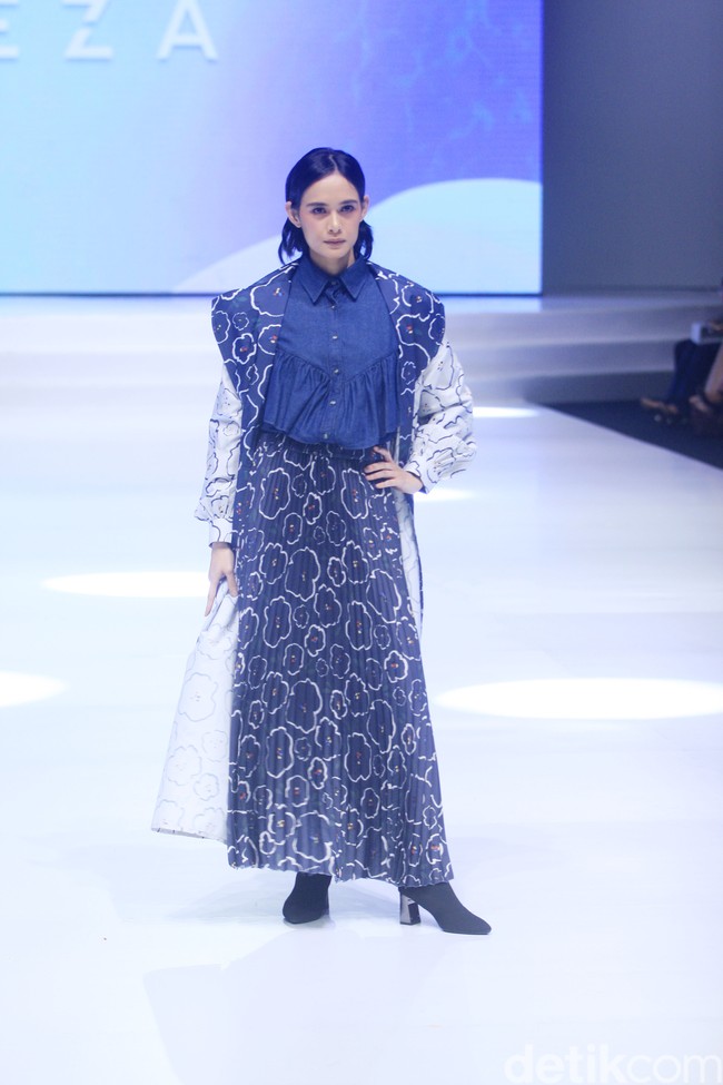 Aleza Label menggandeng aktris dan model Renata Kusmanto. Dia Demona, sebagai Managing Director brand ready to wear, Aleza mengatakan ini adalah pertama kali Aleza ikut dalam Indonesia Fashion Week (IFW) 2023. Koleksi Aleza di IFW merupakan rangkaian koleksi yang kolaborasi dengan lima orang influencer. “Koleksinya Aleza x Ayla Dimitri. Koleksinya ini memang ready to wear, pattern nya terinspirasi dari kolaborasi memang influencer memberikan masukan terkait pattern. Ada kurang lebih dalam satu koleksi abstrak yang hampir sama tapi beda dan futuristik dan 10 looks,” jelas Dia Demona. Foto: Abduh/Detikcom.