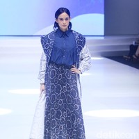 Aleza Label menggandeng aktris dan model Renata Kusmanto. Dia Demona, sebagai Managing Director brand ready to wear, Aleza mengatakan ini adalah pertama kali Aleza ikut dalam Indonesia Fashion Week (IFW) 2023. Koleksi Aleza di IFW merupakan rangkaian koleksi yang kolaborasi dengan lima orang influencer. “Koleksinya Aleza x Ayla Dimitri. Koleksinya ini memang ready to wear, pattern nya terinspirasi dari kolaborasi memang influencer memberikan masukan terkait pattern. Ada kurang lebih dalam satu koleksi abstrak yang hampir sama tapi beda dan futuristik dan 10 looks,” jelas Dia Demona. Foto: Abduh/Detikcom.