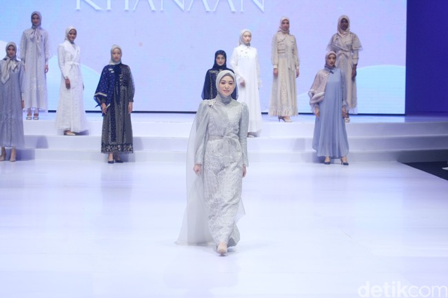 Brand kecantikkan Wardah mendukung lima desainer untuk tampil di gelaran Indonesia Fashion Week (IFW) 2023 yang digelar mulai dari 22 Februari hingga 26 Februari di Jakarta Convention Center, Senayan, Jakarta Pusat. IFW 2023 kali ini mengangkat wastra Gorontalo yang bertajuk Sagara dari Timur. Kata Sagara diambil dari bahasa Sansekerta yang berarti lautan. Tema tersebut diambil dari bahasa Sanskerta berarti Lautan Timur, dan menggunakan Sulam Karawo. Foto: Abduh/Detikcom.