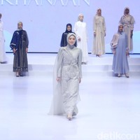 Brand kecantikkan Wardah mendukung lima desainer untuk tampil di gelaran Indonesia Fashion Week (IFW) 2023 yang digelar mulai dari 22 Februari hingga 26 Februari di Jakarta Convention Center, Senayan, Jakarta Pusat. IFW 2023 kali ini mengangkat wastra Gorontalo yang bertajuk Sagara dari Timur. Kata Sagara diambil dari bahasa Sansekerta yang berarti lautan. Tema tersebut diambil dari bahasa Sanskerta berarti Lautan Timur, dan menggunakan Sulam Karawo. Foto: Abduh/Detikcom.