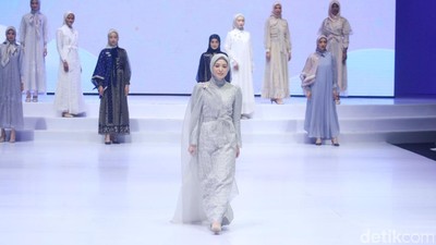8 Foto Gaya Artis di Catwalk Indonesia Fashion Week, Ayana Moon Jadi Sorotan