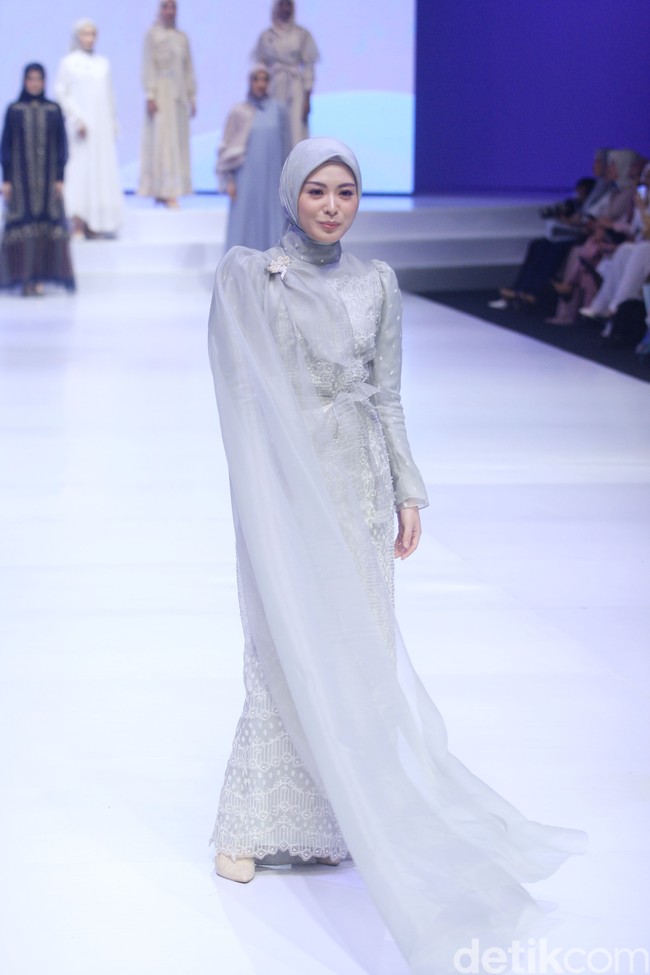 IFW 2023 menampilkan 400 peserta pameran dan 200 desainer. Dan dalam show Wardah, lima desainer lokal menampilkan koleksi spesial lebaran mendatang. Foto: Abduh/Detikcom.