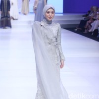IFW 2023 menampilkan 400 peserta pameran dan 200 desainer. Dan dalam show Wardah, lima desainer lokal menampilkan koleksi spesial lebaran mendatang. Foto: Abduh/Detikcom.