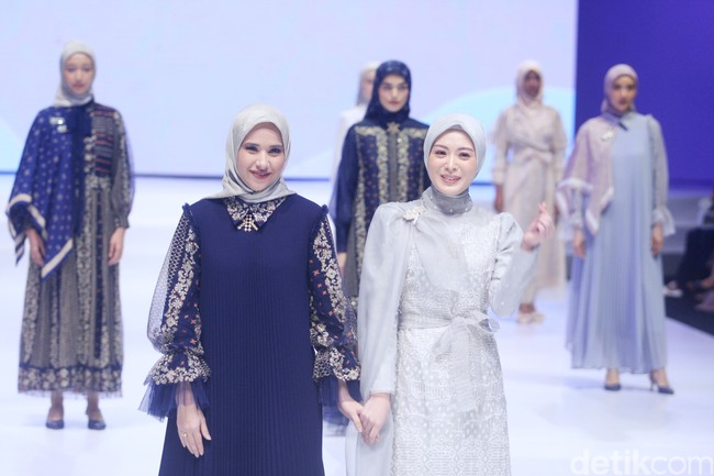 Sederet influencer dan artis Tanah Air menggunakan rancangan dari kelima desainer lokal dalam show Wardah ini. Penampilan Ayana Moon menjadi sorotan, ketika ia menjadi muse brand Khanaan Official. Ayana mengungkapkan rasa syukur karena bisa tampil di IFW. Alhamdulillah bisa menjadi muse untuk @indonesiafashionweekofficial 2023 yang dilaksanakan satu tahun sekali pakai @khanaan.official 💐 Terima kasih kak @khanaanshamlan untuk dress yang anggun dan cantik, dan terima kasih selalau @wardahbeauty untuk supportnya. Senang banget bisa ketemu orang-orang yang saya kangenin 🥰 #BeBraveSwayTheWave, tulis Ayana di akun Instagram @xolovelyayana. Foto: Abduh/Detikcom.