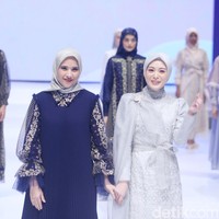 Sederet influencer dan artis Tanah Air menggunakan rancangan dari kelima desainer lokal dalam show Wardah ini. Penampilan Ayana Moon menjadi sorotan, ketika ia menjadi muse brand Khanaan Official. Ayana mengungkapkan rasa syukur karena bisa tampil di IFW. Alhamdulillah bisa menjadi muse untuk @indonesiafashionweekofficial 2023 yang dilaksanakan satu tahun sekali pakai @khanaan.official 💐 Terima kasih kak @khanaanshamlan untuk dress yang anggun dan cantik, dan terima kasih selalau @wardahbeauty untuk supportnya. Senang banget bisa ketemu orang-orang yang saya kangenin 🥰 #BeBraveSwayTheWave, tulis Ayana di akun Instagram @xolovelyayana. Foto: Abduh/Detikcom.
