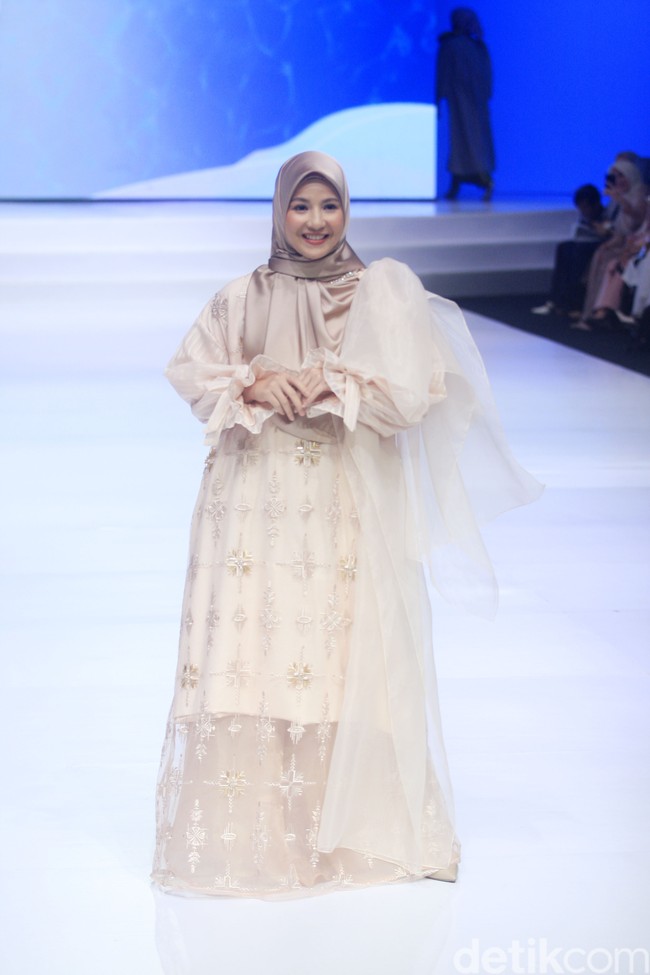Selanjutnya ada penampilan dari Natasha Rizky yang tampil anggun dengan memakai koleksi Jenna&Kaia yang diberi tema Sherafina. Istri Desta itu juga mengucapkan rasa syukur bisa mendapatkan kesempatan tampil di IFW 2023. Bismillah, Alhamdulillah kemarin bersyukur dan senang sekali diberikan kesempatan untuk “bersama lebih bermakna” dengan @wardahbeauty dan menjadi Muse @jennaandkaia.official ❤️. Bersama lebih bermakna jikaaa dengan lingkungan dan dikelilingi oleh orang orang sekitar yang saling support dan positif vibes, sehingga menghasilkan karya-karya indah dan bermanfaat. Terima kasih @wardahbeauty dan teteh syg @lirakrisnalisa @jennaandkaia.official atas kesempatan ini…. Semoga Allah senantiasa memberikan kebaikan dan keberkahan dalam setiap karya karya nya🤗❤️❤️, tulis Natasha. Foto: Abduh/Detikcom.
