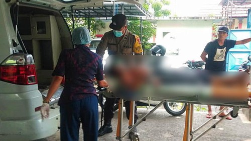 NCC tiba di RSUD Karangasem untuk mendapatkan perawatan setelah melakukan percobaan bunuh diri dengan menyayat leher dan perutnya hingga ususnya keluar, Sabtu (25/2/2023).