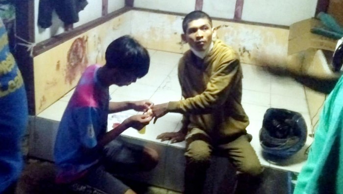 Ojol Karawang tetap antar makanan ke pelanggan meski jadi korban begal di jalanan