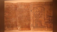 Papirus yang terbuka terlihat di sini. Itu ditulis dengan tinta hitam dan merah, dan kualitas tulisan menunjukkan bahwa itu ditulis oleh seorang profesional, kata peneliti. Terlepas dari ukuran gulungan itu, ada teks Book of The Dead atau Kitab Orang Mati yang lebih panjang yang diketahui dari Mesir. Misalnya, papirus Book of the Dead yang sekarang ada di British Museum, awalnya berukuran panjang 121 kaki (37 m). (Foto: Dok. Kementerian Pariwisata dan Kepurbakalaan Mesir)