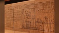 Teks Book of the Dead ini juga berisi ilustrasi. Gambar ini tampaknya menunjukkan Osiris, dewa dunia bawah Mesir kuno. Dalam mitologi Mesir, kehidupan Osiris secara ritual dipulihkan setelah dia meninggal — sesuatu yang diharapkan orang Mesir kuno akan terjadi pada mereka di akhirat.(Foto: Dok. Kementerian Pariwisata dan Kepurbakalaan Mesir)