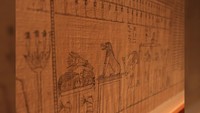Makhluk yang di-close-up ini kemungkinan Ammit, duduk di depan Osiris. Dalam mitologi Mesir kuno, jantung orang yang sudah mati ditimbang melawan bulu Maat, dewi yang terkait dengan kebenaran, keadilan dan ketertiban. Jika perbuatan buruk orang itu dalam hidup itu lebih banyak, hati mereka akan lebih berat daripada bulu, dan Ammit akan melahap roh orang mati itu.(Foto: Dok. Kementerian Pariwisata dan Kepurbakalaan Mesir)