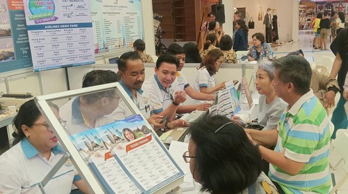 Para traveler asik berburu tiket di Pameran Travel Fair 2023 yang digelar di Lipo Mal Kuta 24-26 Februari 2023, Minggu (26/2/2023). (Triwidiyanti/detikBali)