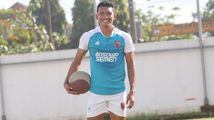 Pemain PSM Makassar Dhanu Syahputra menjalani latihan terpisah jelang melakoni pertandingan pekan ke-27 Liga 1 2022/2023.
