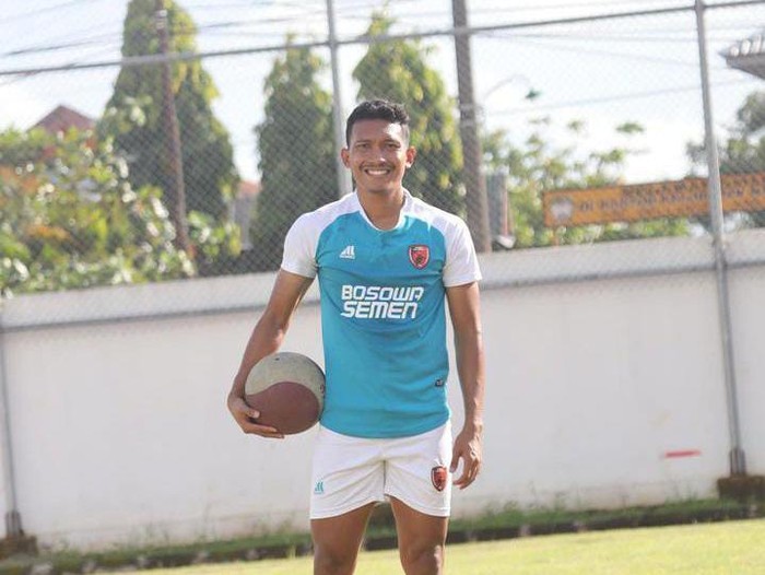 Pemain PSM Makassar Dhanu Syahputra menjalani latihan terpisah jelang melakoni pertandingan pekan ke-27 Liga 1 2022/2023.