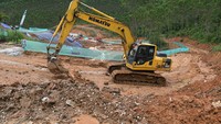 Sejumlah alat berat diturunkan untuk mempercepat progres pengerjaan.