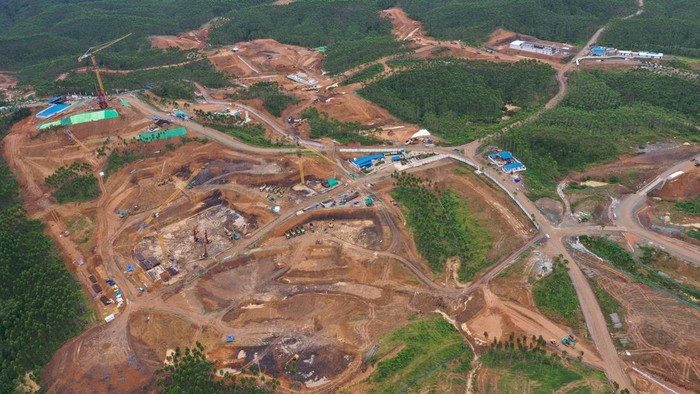 PEMBANGUNAN KIPP IKN NUSANTARA Foto udara proses pembangunan di Kawasan Inti Pusat Pemerintahan (KIPP) Ibu Kota Negara (IKN) Nusantara, Penajam Paser Utara, Kalimantan Timur, Sabtu (25/2/2023). Pembangunan KIPP IKN Nusantara mulai masif dikerjakan diantaranya pembangunan istana presiden, kantor presiden, kantor sekretariat presiden, dan kantor kementerian koordinator. ANTARA FOTO/Indrianto Eko Suwarso/aww.