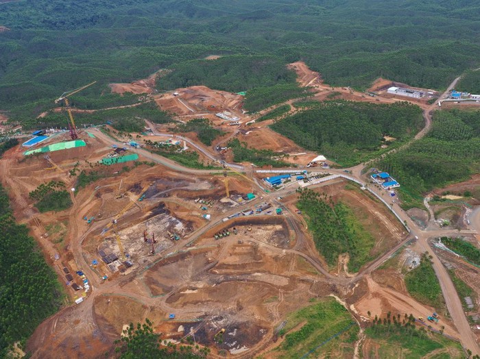 Foto udara proses pembangunan di Kawasan Inti Pusat Pemerintahan (KIPP) Ibu Kota Negara (IKN) Nusantara, Penajam Paser Utara, Kalimantan Timur, Sabtu (25/2/2023). Pembangunan KIPP IKN Nusantara mulai masif dikerjakan diantaranya pembangunan istana presiden, kantor presiden, kantor sekretariat presiden, dan kantor kementerian koordinator. ANTARA FOTO/Indrianto Eko Suwarso/aww.
