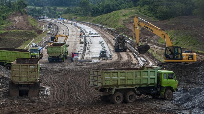 PEMBANGUNAN TOL SERANG-PANIMBANG Pekerja menyelesaikan proyek pembangunan jalan tol Rangkasbitung-Panimbang seksi II di Lebak, Banten, Minggu (26/2/2023). Proyek pembangunan jalan tol Serang-Panimbang sepanjang 83,7 kilometer dengan nilai investasi Rp8,58 triliun ditargetkan dapat beroperasi tahun 2024 guna mendukung akses cepat menuju lokasi wisata Kawasan Ekonomi Khusus (KEK) Tanjung Lesung. ANTARA FOTO/Muhammad Bagus Khoirunas/nz