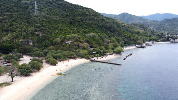Foto udara panorama objek wisata Pantai Kurenai di Kabupaten Bone Bolango, Gorontalo, Minggu (26/2/2023).
