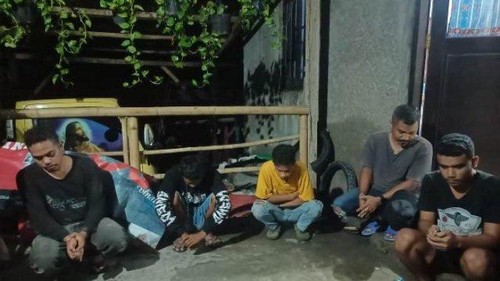 Para pencuri baterai tower seluler di Kupang, Sabtu (25/2/2023).