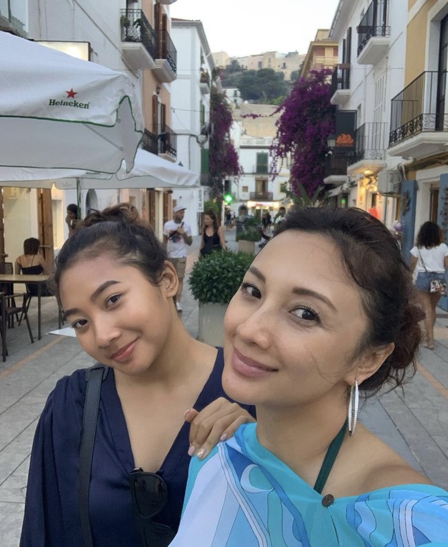 Ia mengabadikan foto selfie dengan anak keduanya, Gayanthi. Tata dan putrinya terlihat seperti kakak dan adik. Warganet pun memuji kecantikan Tata yang awet di usia 47 tahun. Seperti kakak dan adik.mba tata awet muda sekali.kedua duanya sama cantiknya , kagum akun @pramanikdian600. Definisi kakak beradik ya gak kayak ibu dan anak ya ibunya awet muda banget  , puji akun @nanana_stuff. Kaya adik kaka masyaAllah, tutur akun @yanthiembuu75. Foto: Dok. Instagram @tatacahyani.