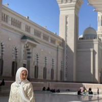 Ardhia Pramesti Regita Cahyani atau akrab dikenal dengan Tata Cahyani menjadi sorotan usai dirinya mengunggah momen ketika sedang menjalani ibadah umrah di Tanah Suci. Dilansir dari akun Instagramnya, ia sudah berada di Tanah Suci sejak tanggal 19 Februari 2023. Foto: Dok. Instagram @tatacahyani.