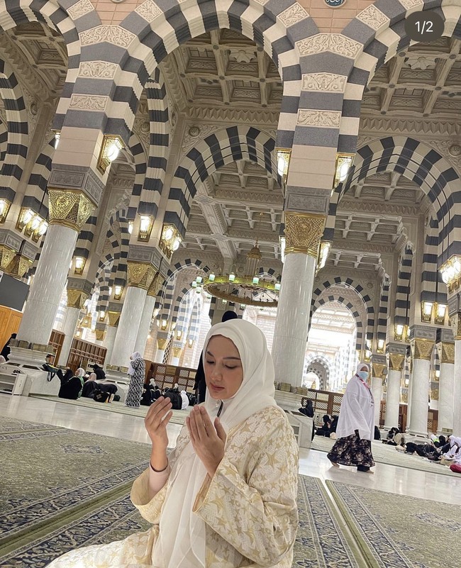Tata membagikan foto saat berada di Masjid Nabawi, Madinah. Tata tampil santun dan anggun dengan memakai abaya dipadu dengan hijab segi empat warna putih. Tata menuliskan hari kelahiran Nabi Muhammad, yang jatuh pada tanggal 18 Februari 2023 lalu. 27 Rajab 1444H . Allahumma sholli ala sayyidina Muhammad. Wa ala ali sayyidina Muhammad. #isramiraj, tulis Tata di akun Instagramnya @tatacahyani. Foto: Dok. Instagram @tatacahyani.
