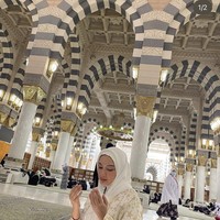 Tata membagikan foto saat berada di Masjid Nabawi, Madinah. Tata tampil santun dan anggun dengan memakai abaya dipadu dengan hijab segi empat warna putih. Tata menuliskan hari kelahiran Nabi Muhammad, yang jatuh pada tanggal 18 Februari 2023 lalu. 27 Rajab 1444H . Allahumma sholli ala sayyidina Muhammad. Wa ala ali sayyidina Muhammad. #isramiraj, tulis Tata di akun Instagramnya @tatacahyani. Foto: Dok. Instagram @tatacahyani.
