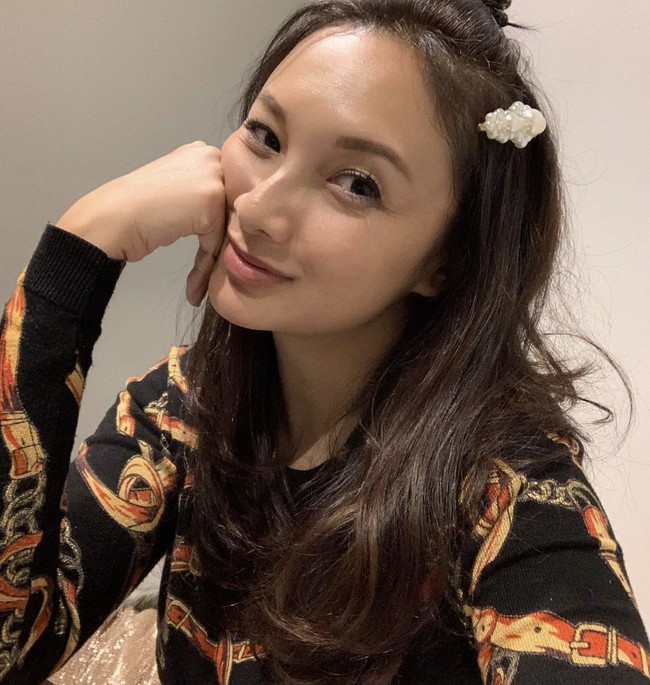 Wanita kelahiran Jakarta 2 April 1975 ini sudah menginjak usia 47 tahun. Ia kerap membagikan foto OOTD dan berhasil membuat warganet terpesona.  Foto: Dok. Instagram @tatacahyani.