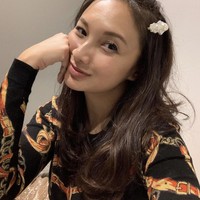 Wanita kelahiran Jakarta 2 April 1975 ini sudah menginjak usia 47 tahun. Ia kerap membagikan foto OOTD dan berhasil membuat warganet terpesona.  Foto: Dok. Instagram @tatacahyani.