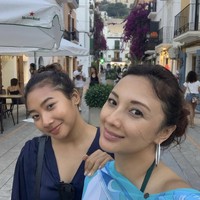 Ia mengabadikan foto selfie dengan anak keduanya, Gayanthi. Tata dan putrinya terlihat seperti kakak dan adik. Warganet pun memuji kecantikan Tata yang awet di usia 47 tahun. Seperti kakak dan adik.mba tata awet muda sekali.kedua duanya sama cantiknya , kagum akun @pramanikdian600. Definisi kakak beradik ya gak kayak ibu dan anak ya ibunya awet muda banget  , puji akun @nanana_stuff. Kaya adik kaka masyaAllah, tutur akun @yanthiembuu75. Foto: Dok. Instagram @tatacahyani.