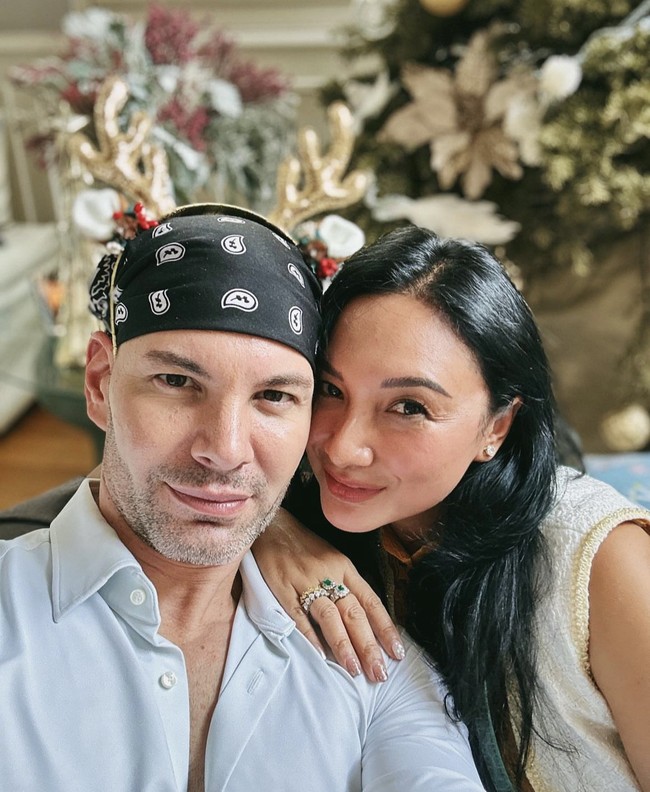 Tata berpisah dengan Tommy pada 13 April 2006. Kini Tata tengah menjalin asmara dengan seorang bule yang bernama Robert Tonelli Jr. Tata Cahyani dan kekasihnya telah menjalin asmara selama 8 tahun. Foto: Dok. Instagram @tatacahyani.