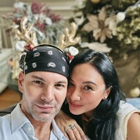 Tata berpisah dengan Tommy pada 13 April 2006. Kini Tata tengah menjalin asmara dengan seorang bule yang bernama Robert Tonelli Jr. Tata Cahyani dan kekasihnya telah menjalin asmara selama 8 tahun. Foto: Dok. Instagram @tatacahyani.