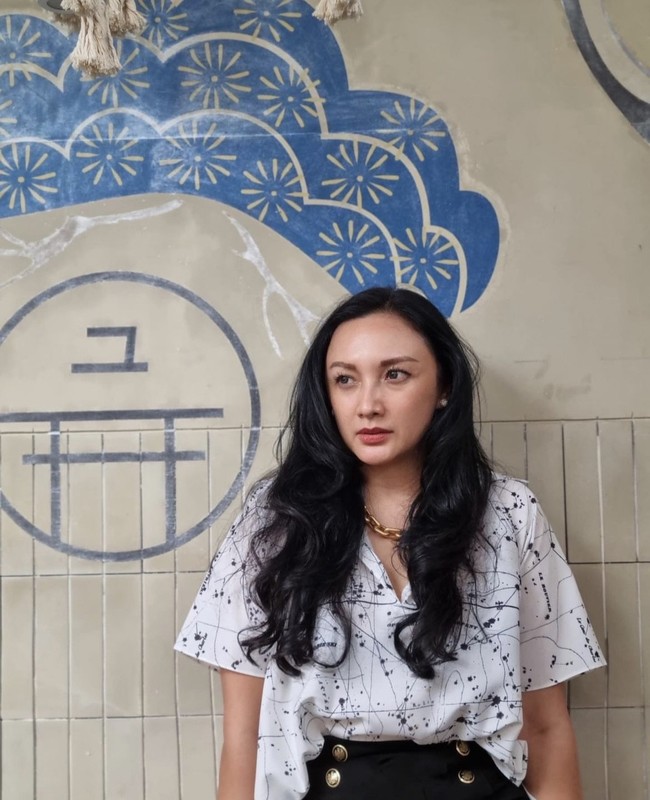 Dibalik wajahnya yang awet muda, Tata membagikan rahasia cantiknya yaitu dengan konsisten olahraga. Tata kerap memperlihatkan kegiatannya usai pilates.  Selain pilates, Tata memilih jogging untuk menjaga daya tahan tubuhnya. Foto: Dok. Instagram @tatacahyani.