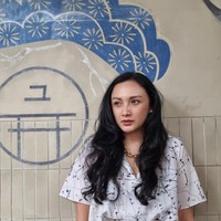 Dibalik wajahnya yang awet muda, Tata membagikan rahasia cantiknya yaitu dengan konsisten olahraga. Tata kerap memperlihatkan kegiatannya usai pilates.  Selain pilates, Tata memilih jogging untuk menjaga daya tahan tubuhnya. Foto: Dok. Instagram @tatacahyani.