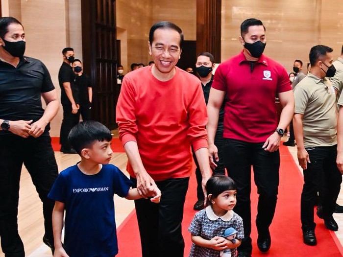 Presiden Jokowi mengajak dua cucuknya, Jan Ethes Srinarendra dan La Lembah Manah di salah satu mal di Semarang..