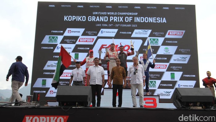 Presiden Jokowi saat memberikan piala dalam ajang F1 H2O Danau Toba (Kartika Sari/detikSumut)