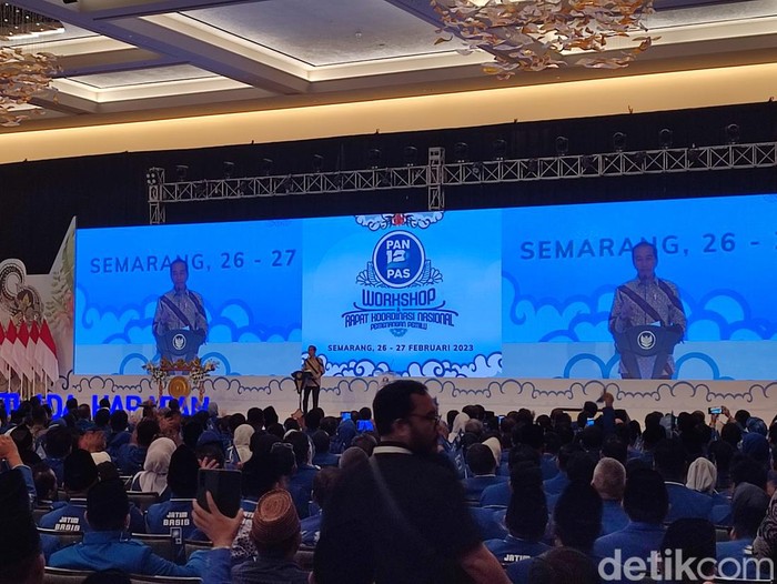 Presiden Jokowi saat memberikan sambutan di Rakornas PAN, Semarang, Minggu (26/2/2023).