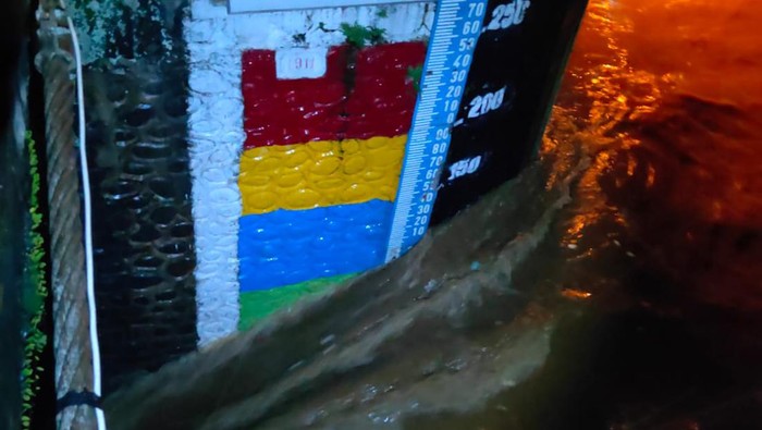 Hujan mengguyur kawasan Puncak, Bogor, Jawa Barat (Jabar) mengakibatkan debit air Sungai Ciliwung meningkat. Tinggi muka air (TMA) Sungai Ciliwung di Bendung Katulampa Bogor malam ini mencapai 100 centimeter dan berstatus siaga III.