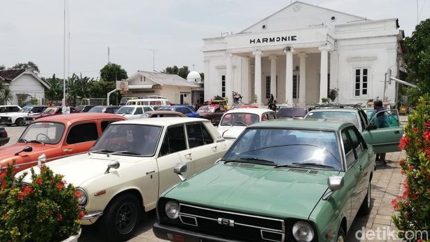 Ratusan mobil kuno bikin suasana di Kota Pasuruan menjadi jadul