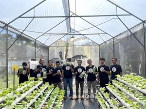 Milenial Pendukung Ganjar Bagikan Sayur Hidroponik ke Warga Pasuruan
