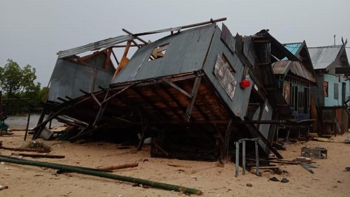 Rumah nelayan di Dusun Tiga Tanjung Harapan, Desa Papagarang, Kecamatan Komodo, Kabupaten Manggarai Barat, Nusa Tenggara Timur (NTT), rusak diterjang angin Minggu (26/2/2023).